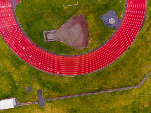 Comment le football influence-t-il la mode et les tendances vestimentaires contemporaines ?